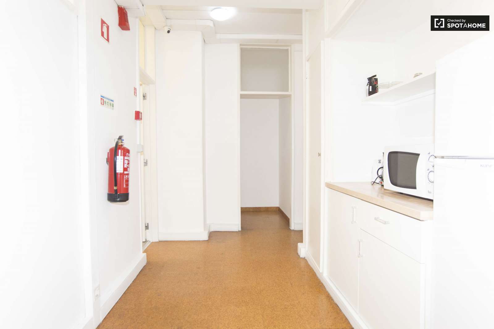 Single Bed in Furnished rooms for rent in super cool shared students residence in Avenidas Nova