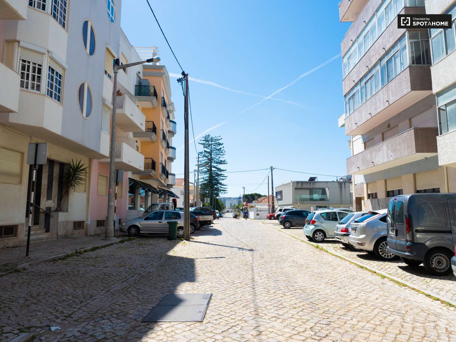 Single Bed in Sunny rooms for rent in flatshare near beach in Costa da Caparica