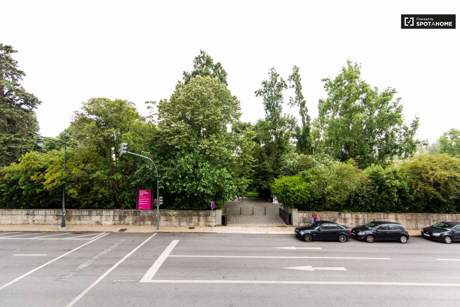 Single Bed in Modern rooms for rent in 6-bedroom apartment in Avenidas Novas