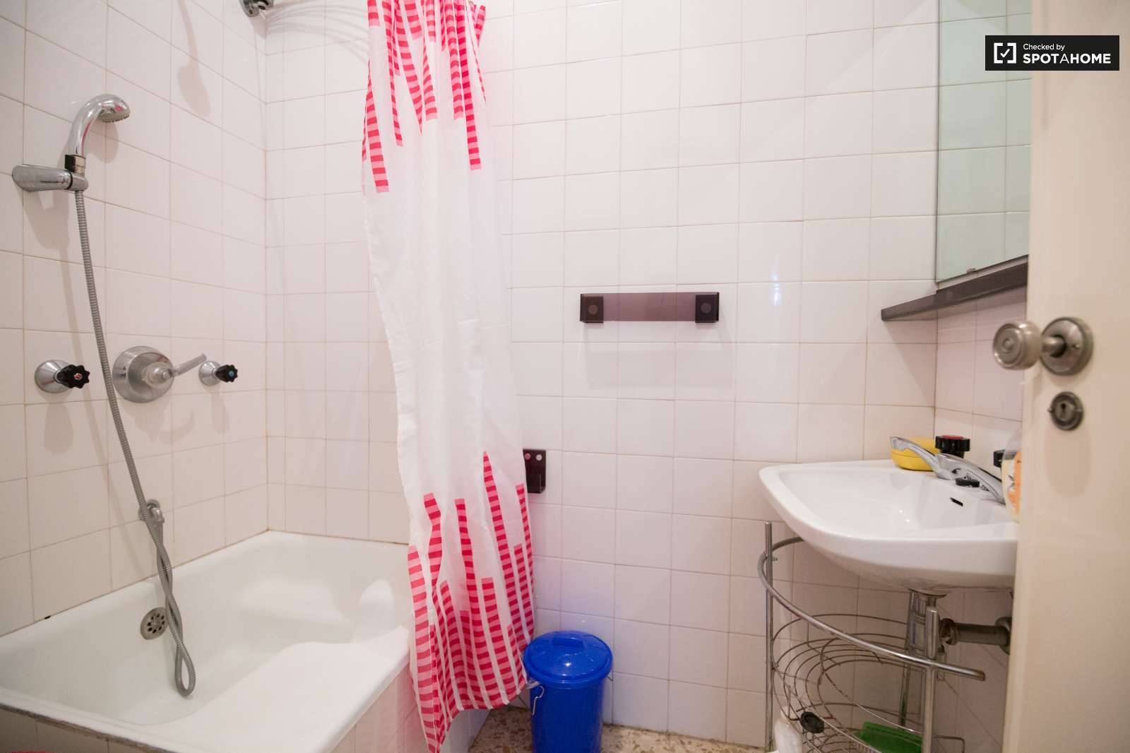 Single Bed in Rooms for rent in 3-bedroom apartment with AC in Portela