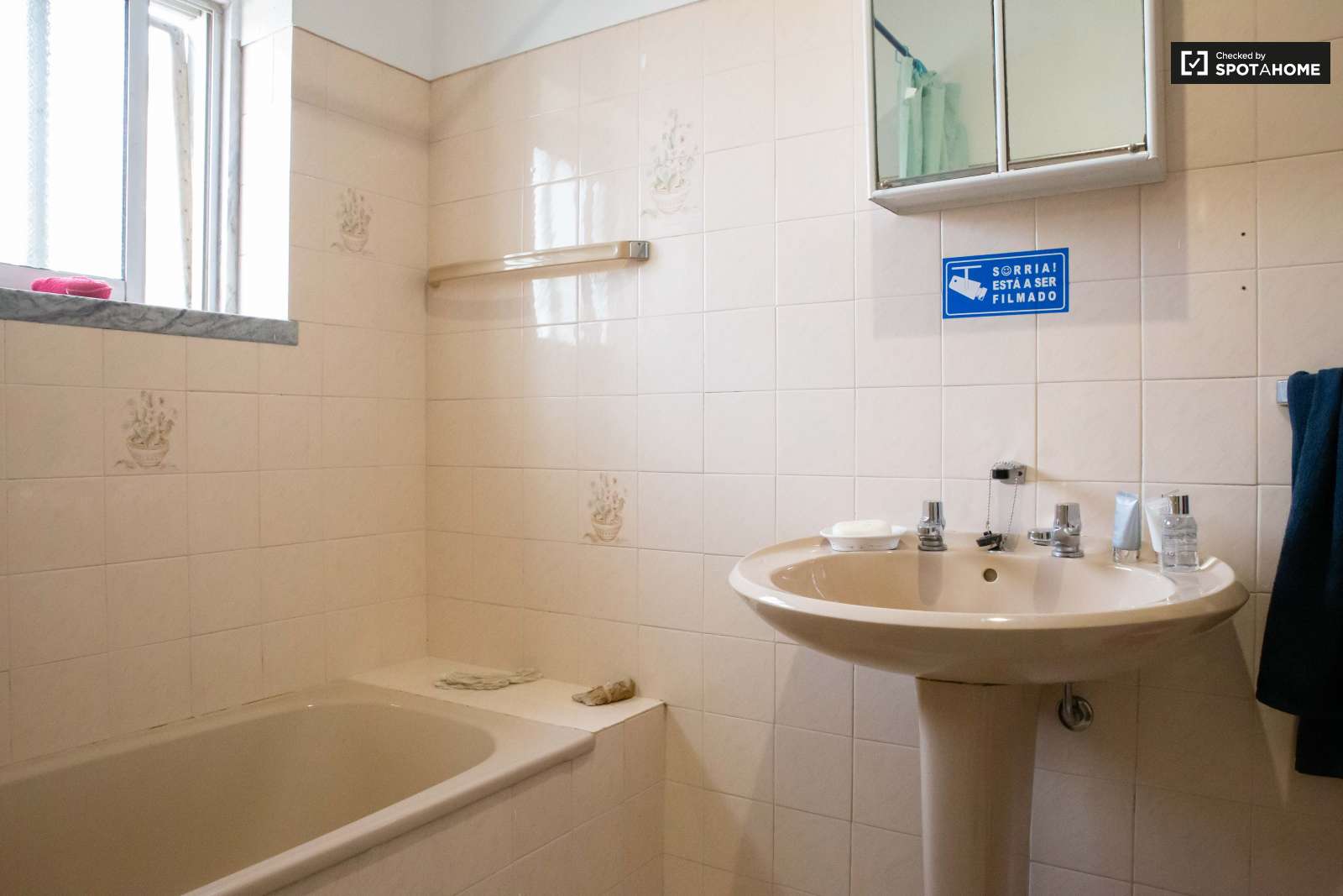 Double bed in Spacious rooms for rent in 5-bedroom house in Sao Domingos de Rana