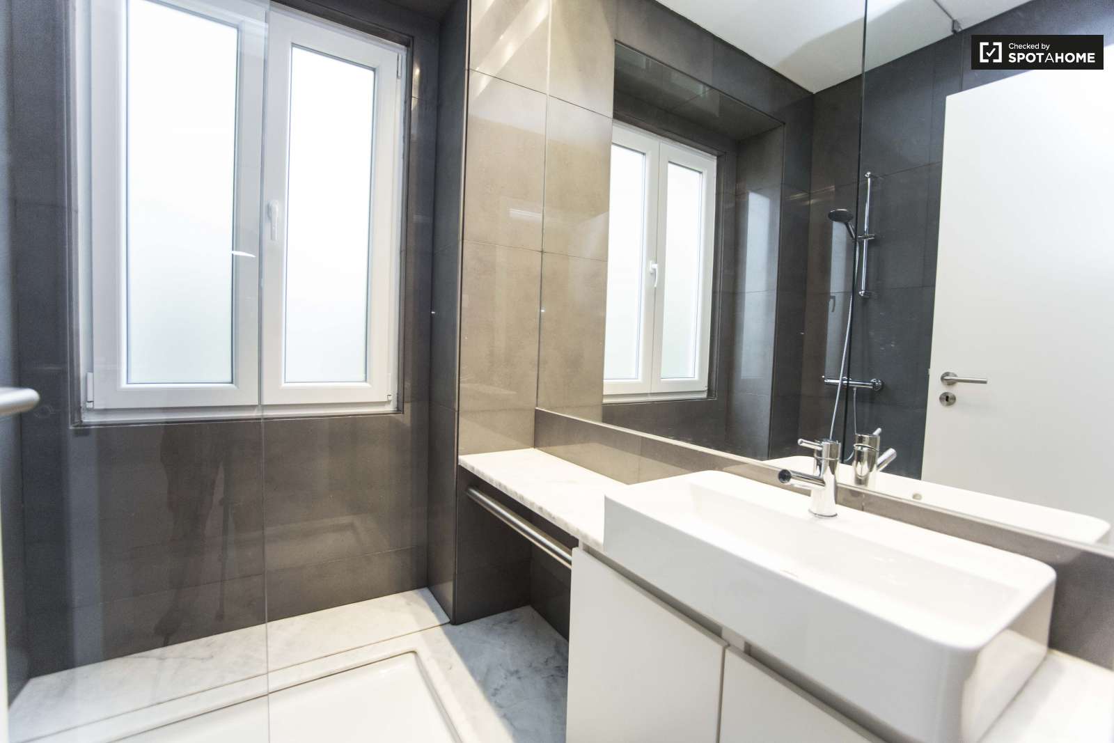 Chic 3-bedroom apartment for rent close to Feira da Ladra in Penha de França