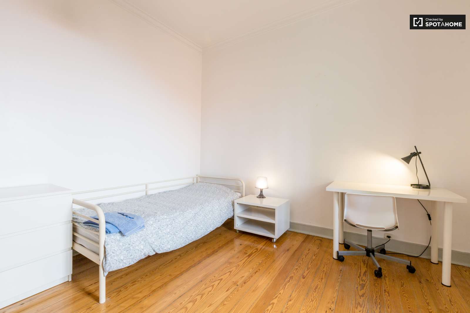 Quarto Centro Lisboa, em apartamento mobilado c/ garagem