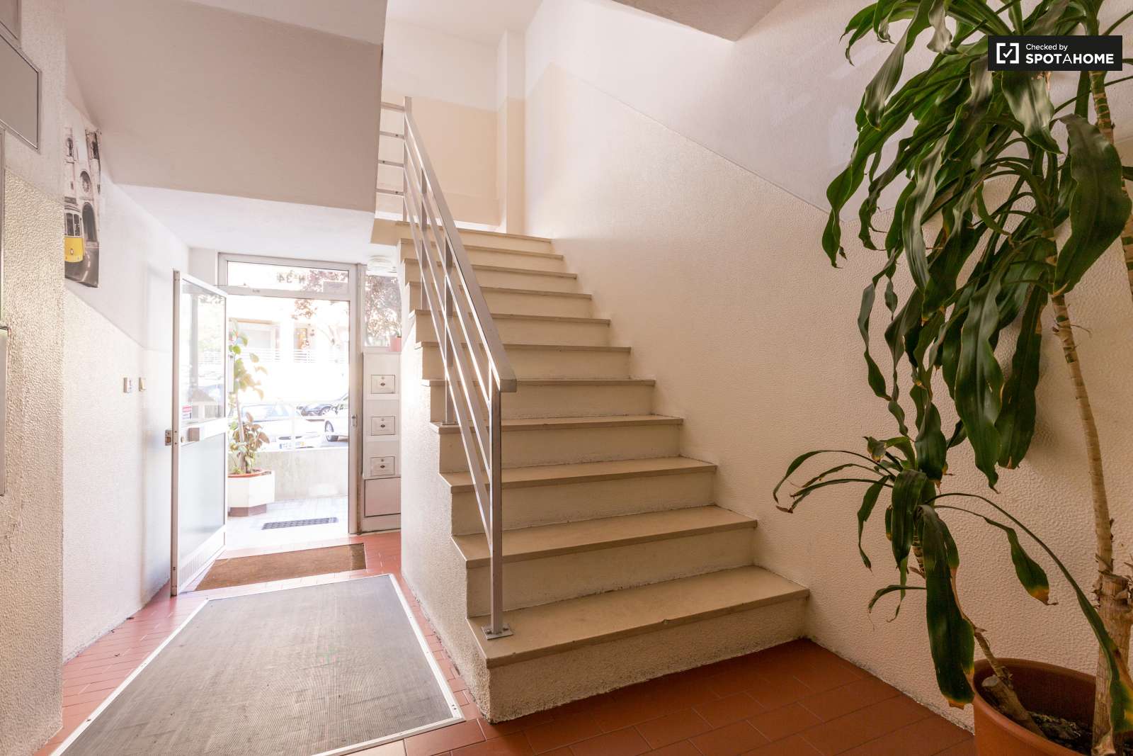 Single Bed in Rooms and beds to rent in 4-bedroom apartment near Bela Vista Park in Marvila