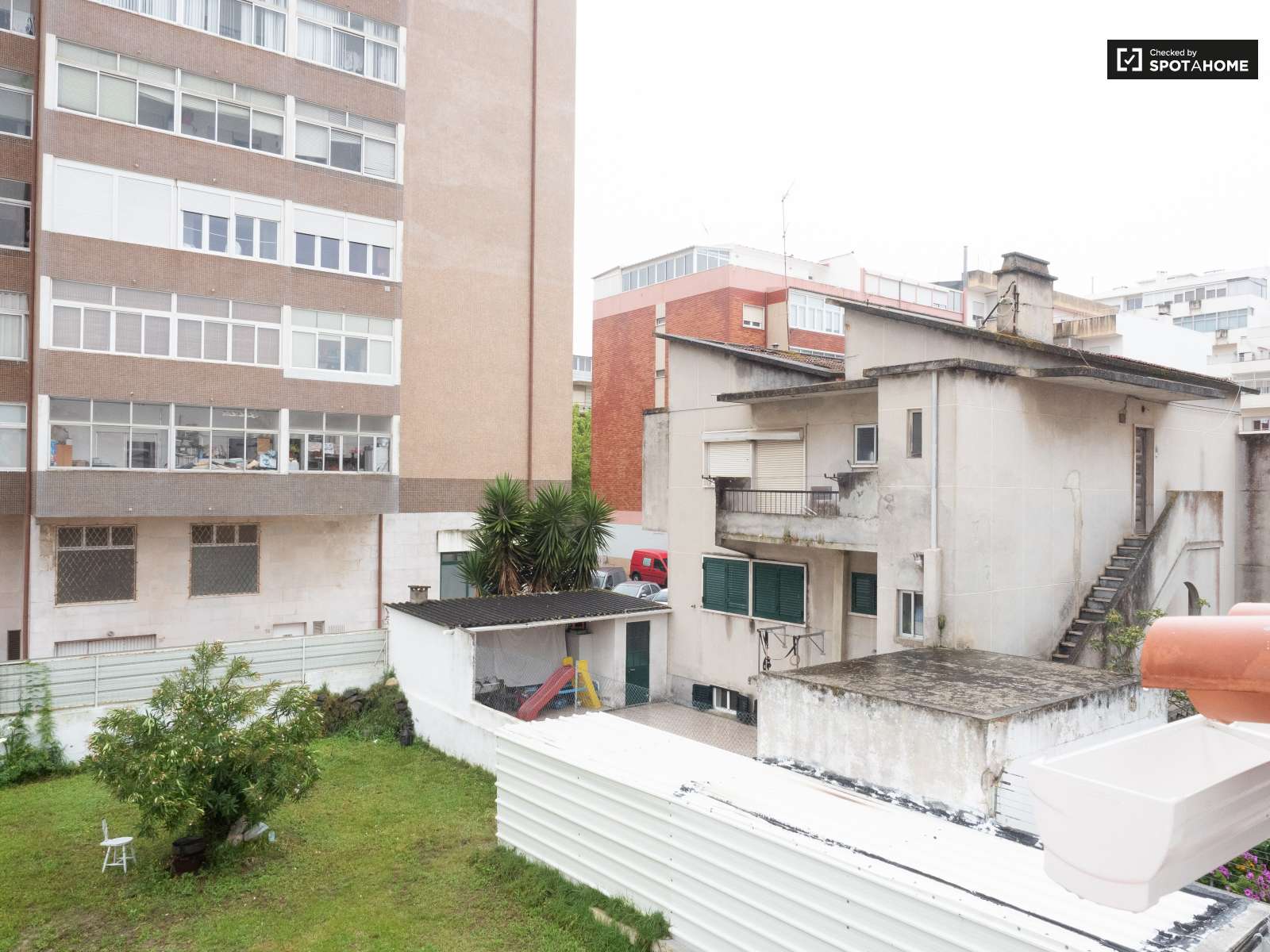 Double bed in Rooms to rent in spacious 6-bedroom house in Caparica, Lisbon