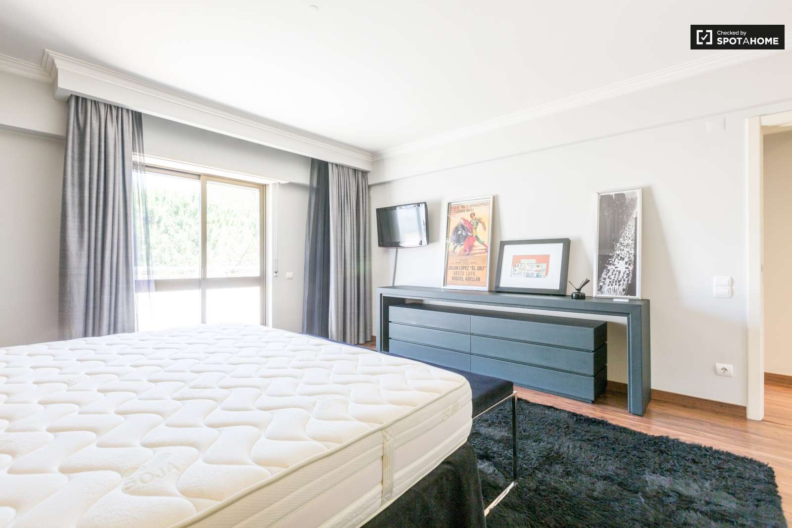 2-bedroom apartment with balcony for rent in São Domingos de Benfica