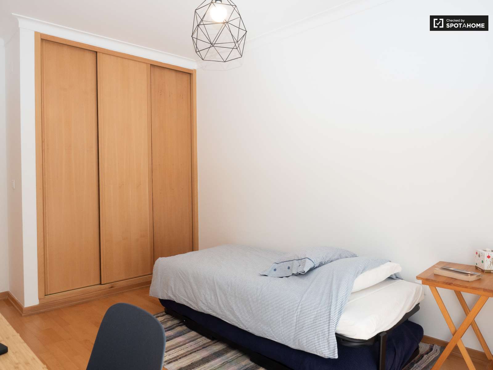 Single Bed in Sunny rooms for rent in flatshare near beach in Costa da Caparica