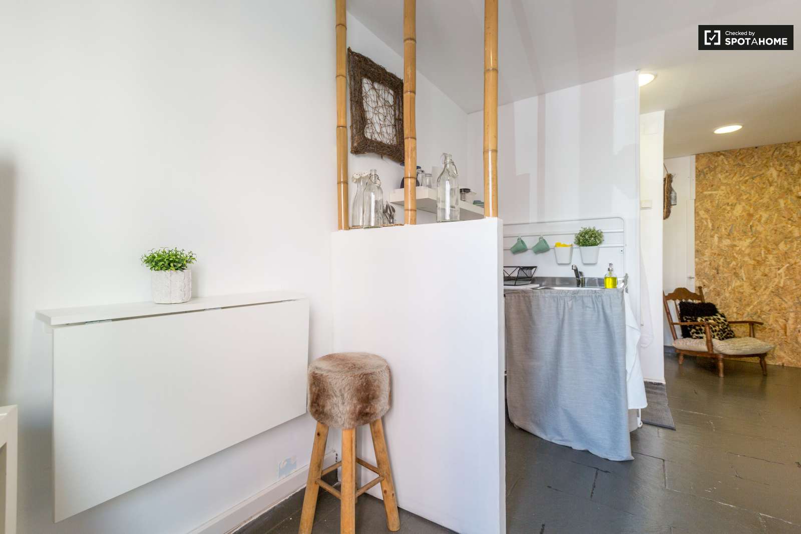 Beauty and Sunny Apartment For Rent In Lisbon