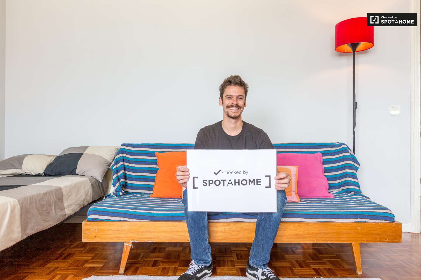 Single Bed in Room for rent in bright 2-bedroom apartment in São Jõao