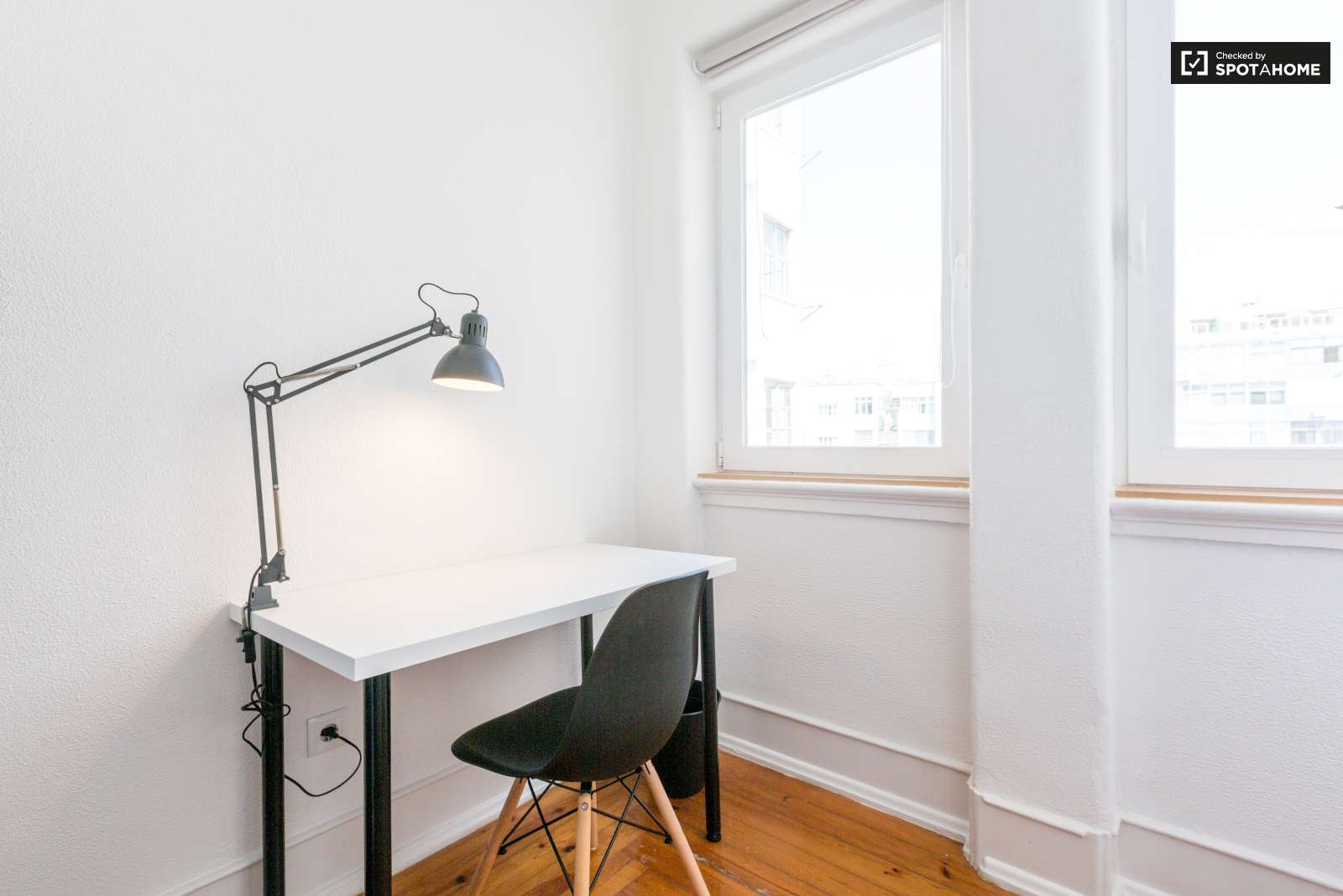 Double bed in Rooms for rent in beautiful 6-bedroom apartment near Roma-Areeiro train station