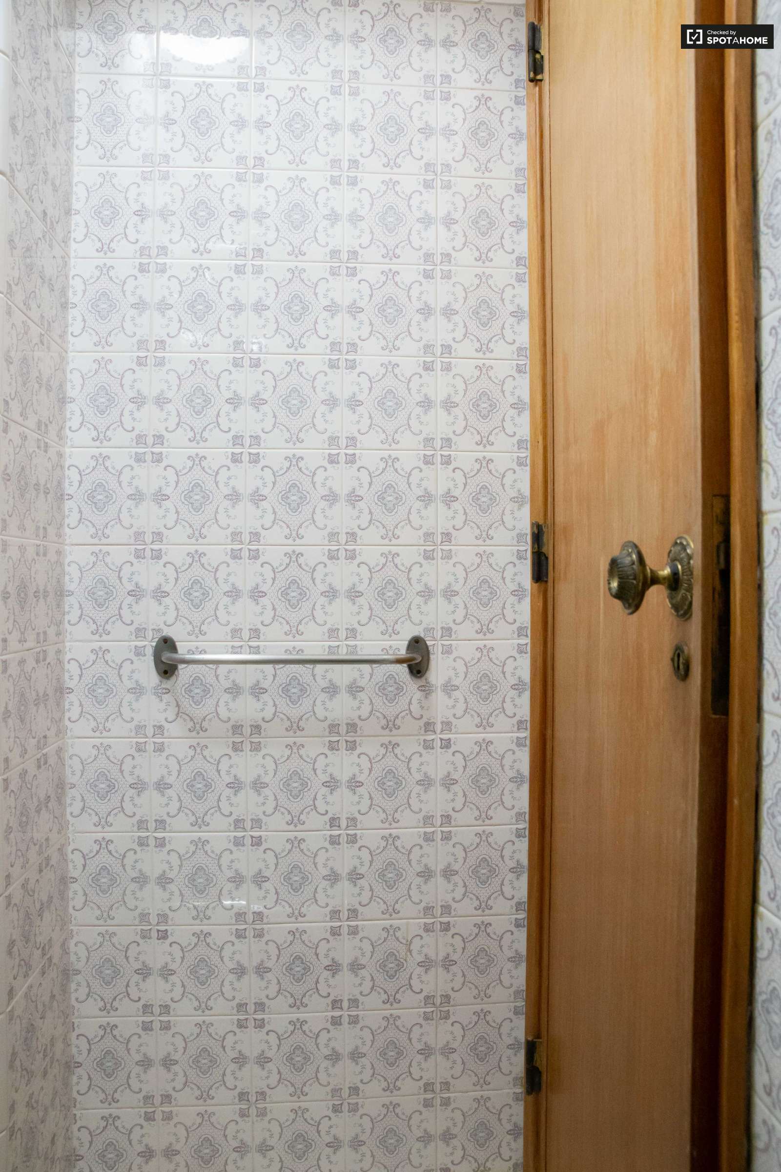 Double bed in Rooms for rent in charming 5-bedroom house in Estoril