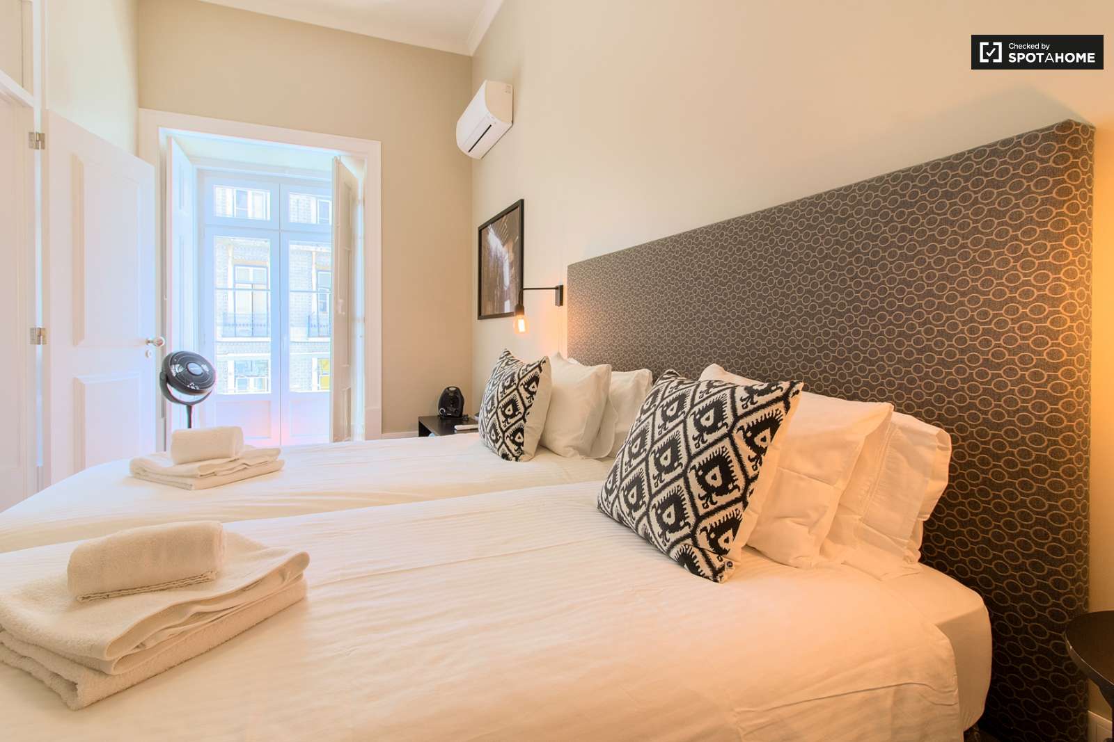 Sleek 2-bedroom apartment with balconies and AC for rent in Cais do Sodré