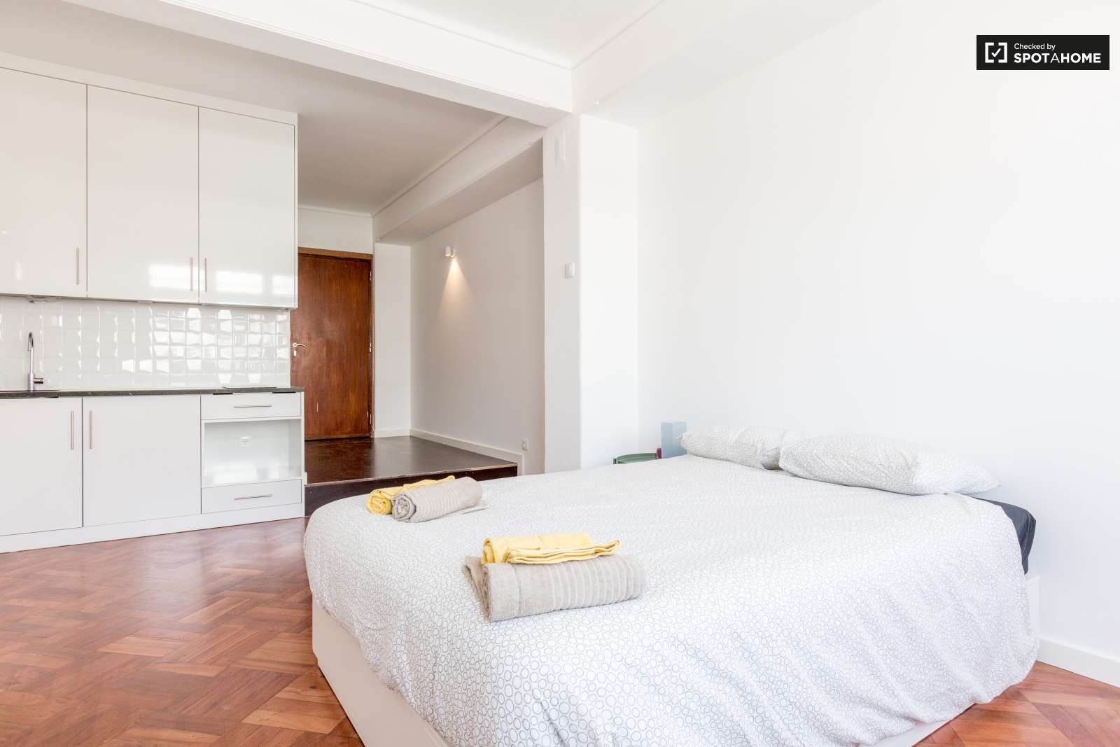 Quarto com casa banho privada para 2 pessoas. A 20 minutos da baixa da cidade.