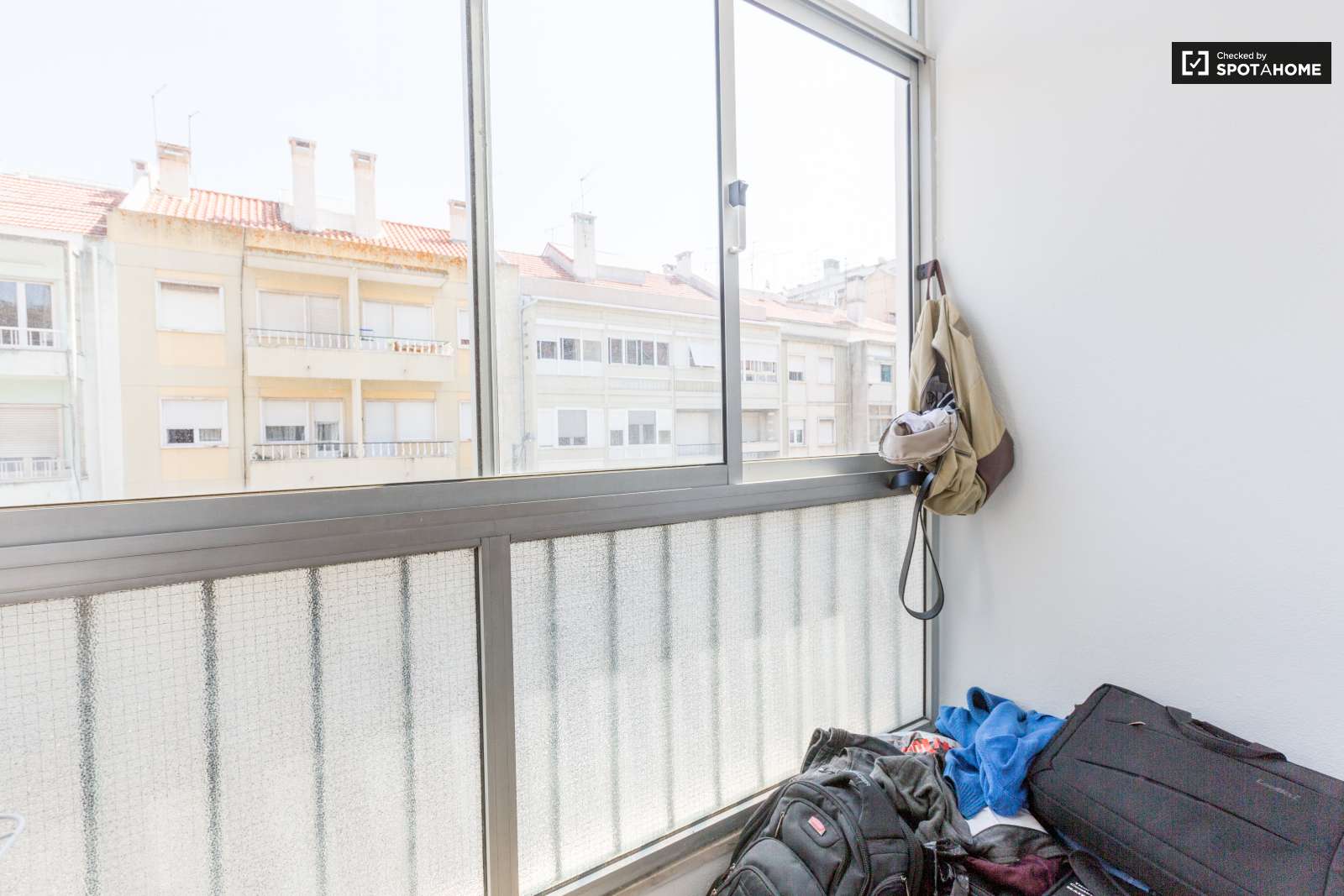 Large and Confortable Room for Rent in Cacém near Lisbon