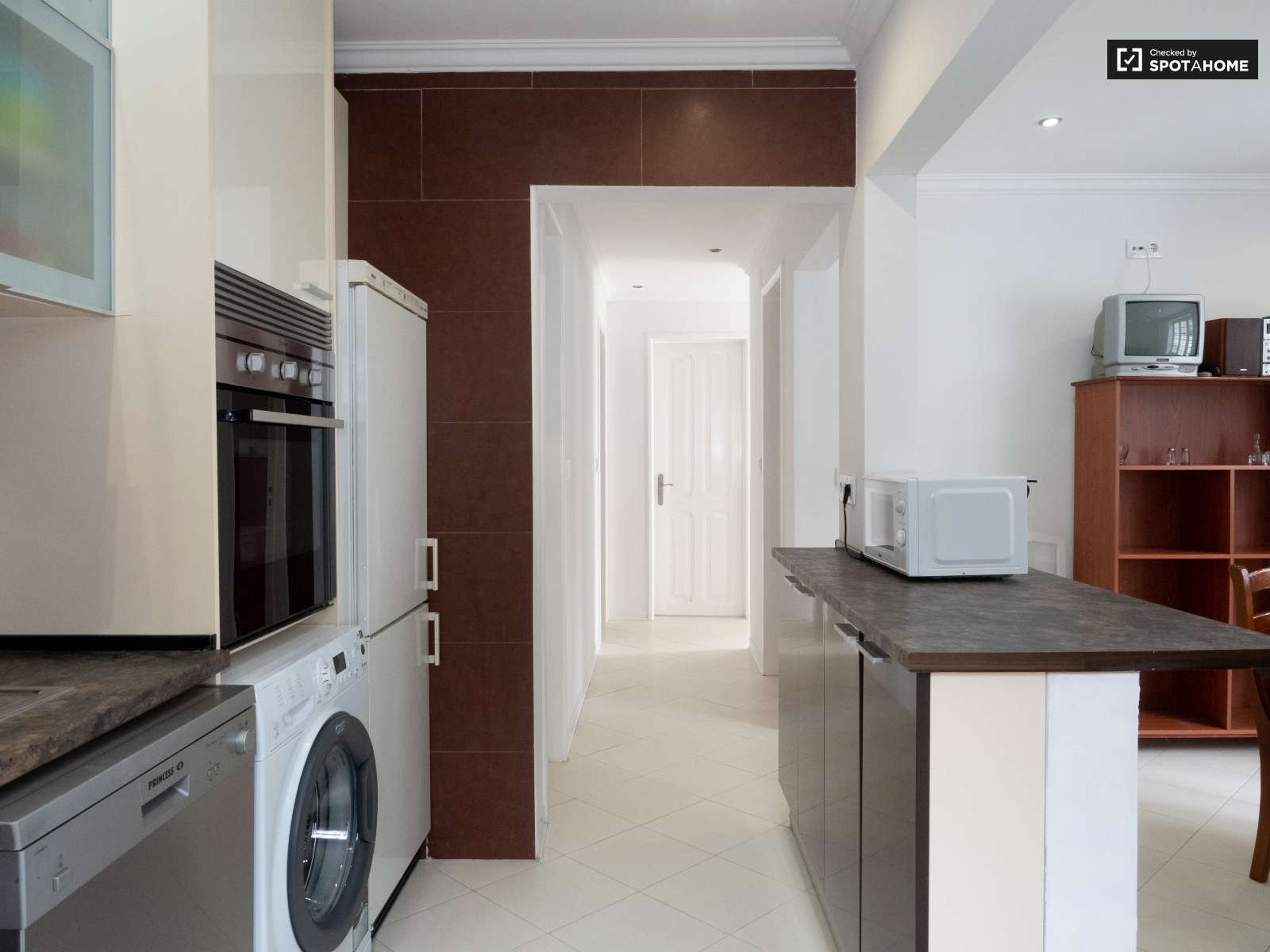 Double bed in Rooms to rent in spacious 6-bedroom house in Caparica, Lisbon