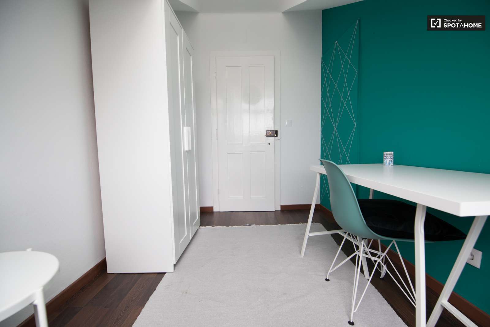 Single Bed in Rooms for rent in 6-bedroom apartment in Alcântara