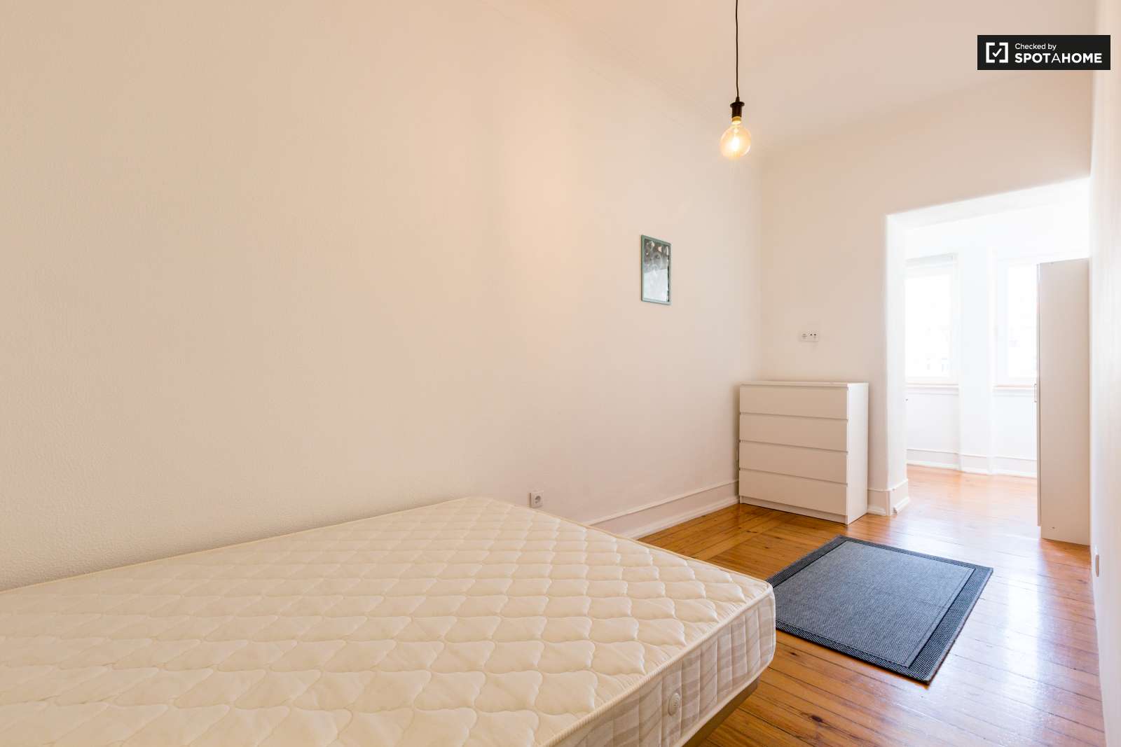 Double bed in Rooms for rent in beautiful 6-bedroom apartment near Roma-Areeiro train station