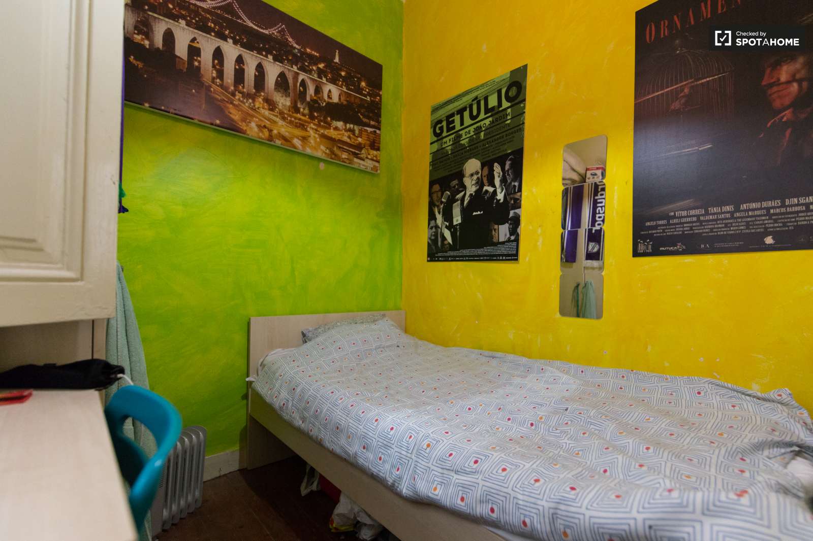 Large room with private bathroom. A lot of space and good facilities around.