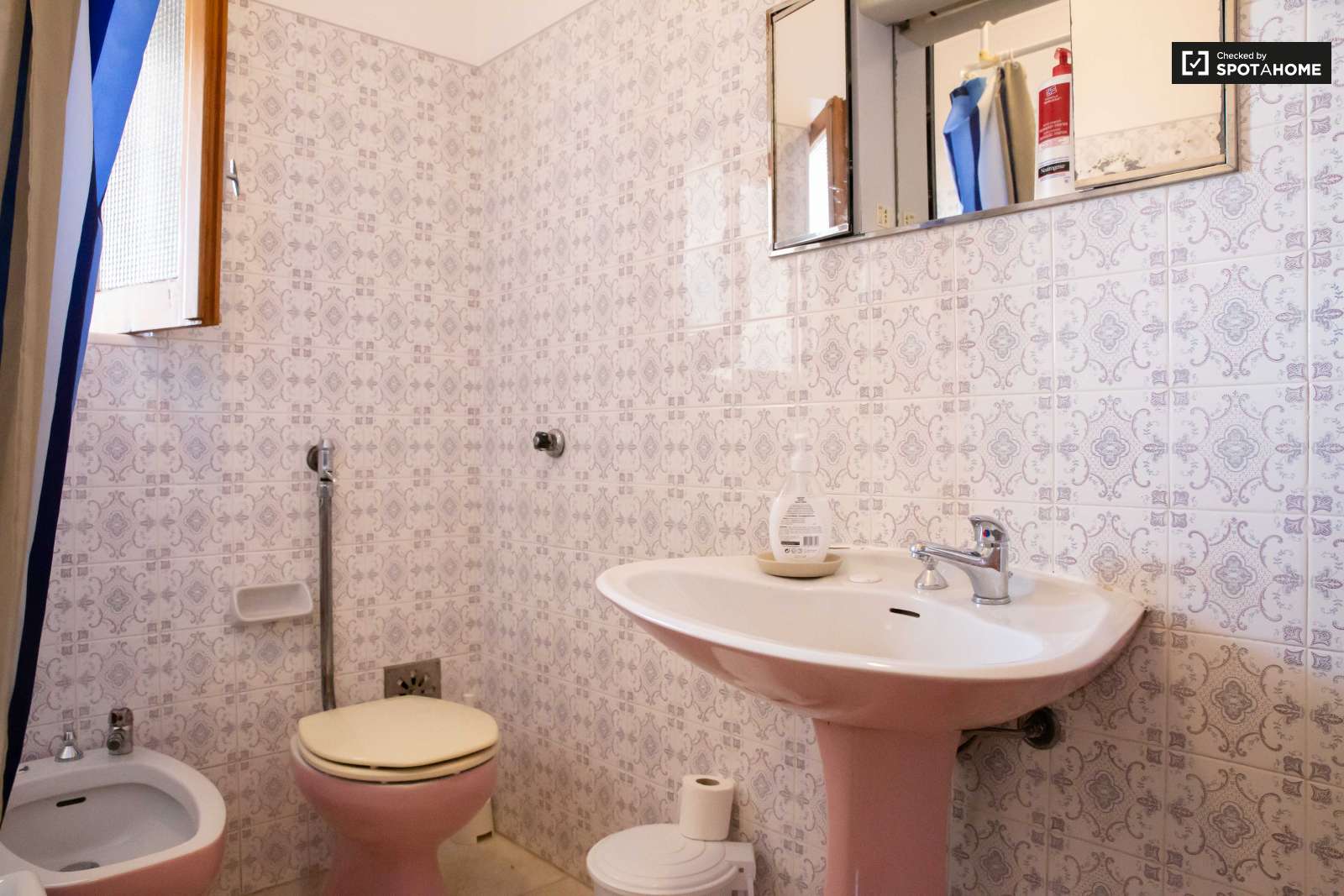 Double bed in Rooms for rent in charming 5-bedroom house in Estoril