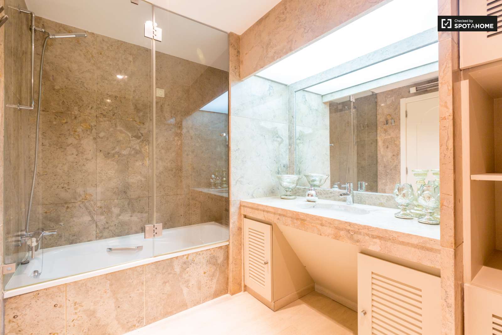 2-bedroom apartment with balcony for rent in São Domingos de Benfica