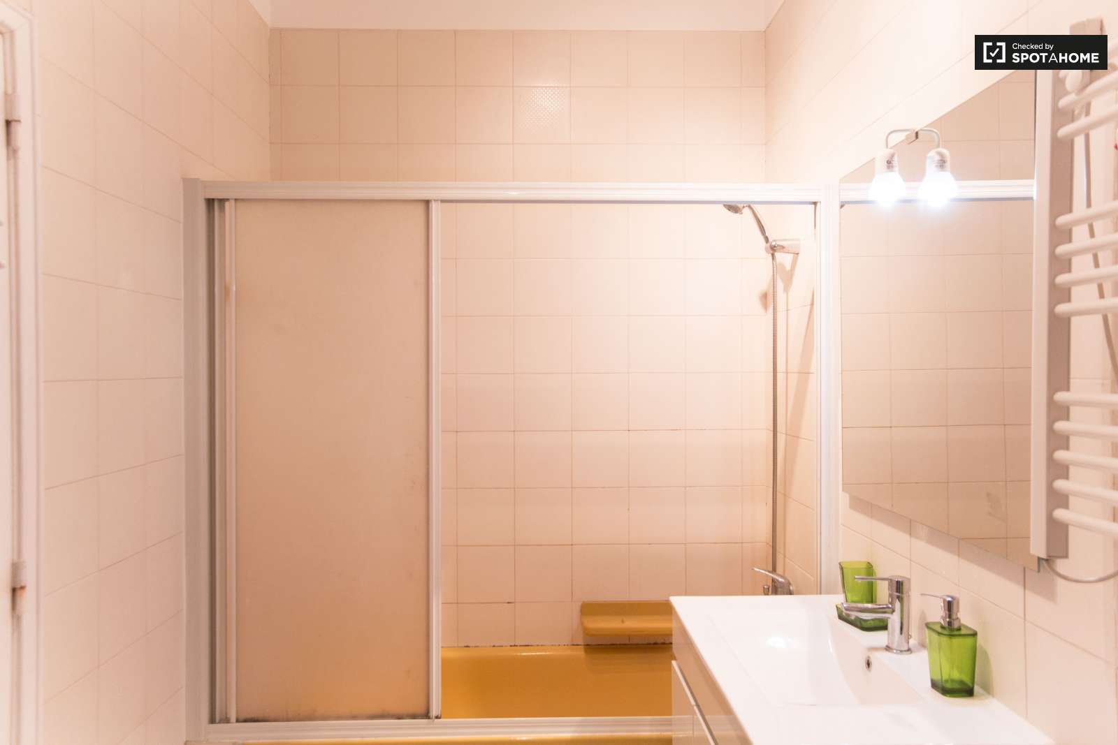 Cosy room in Polo Universitario da Ajuda