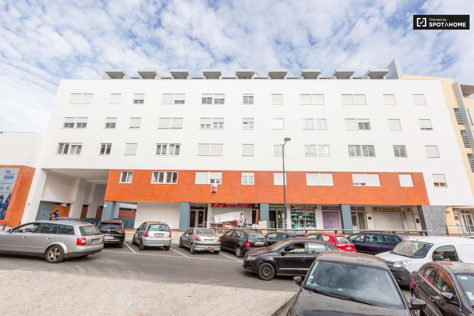 Delightful 1-bedroom apartment with parking garage for rent in Graça e São Vicente