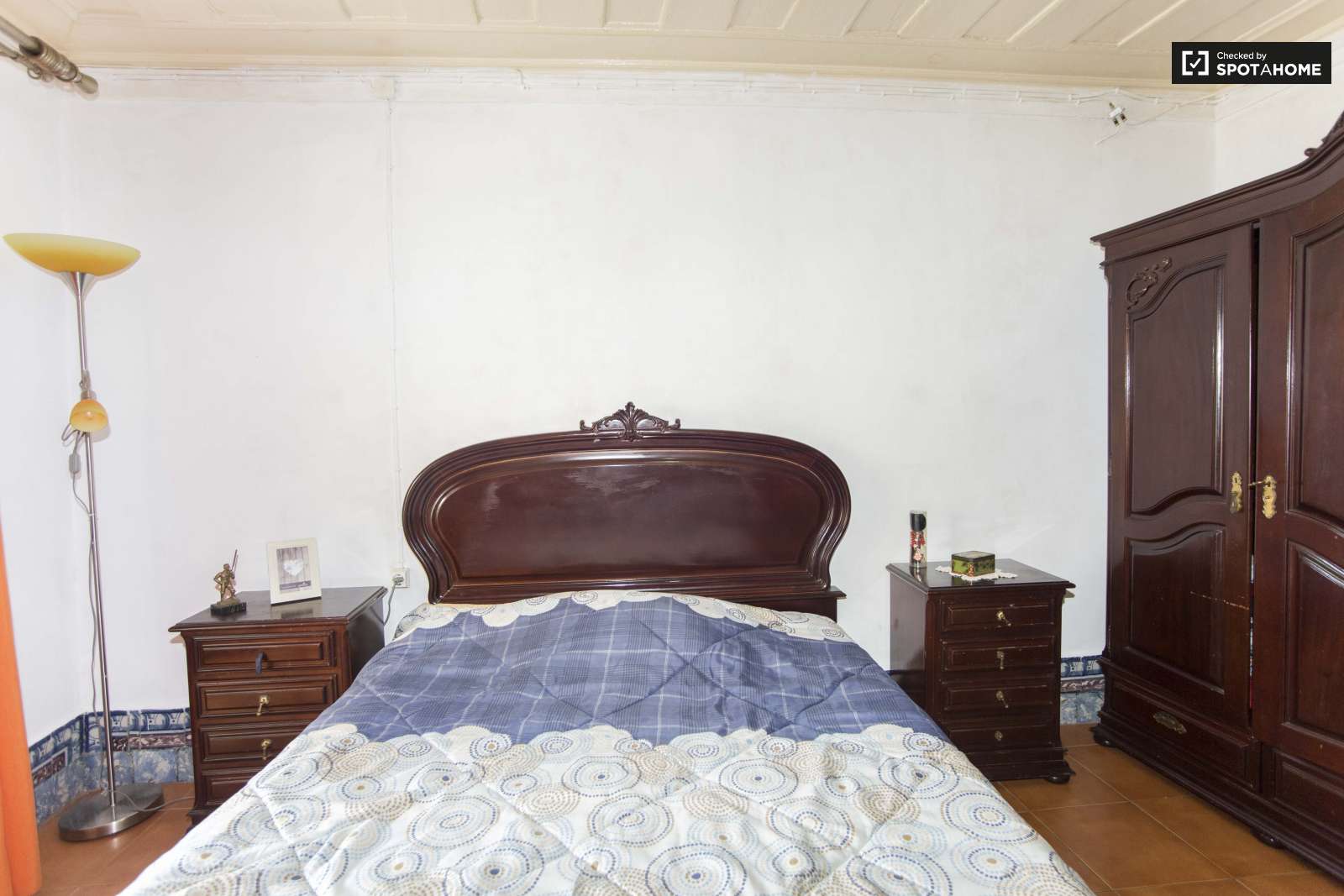 Double bed in Rooms for rent in furnished 2-bedroom apartment in Bairro Alto