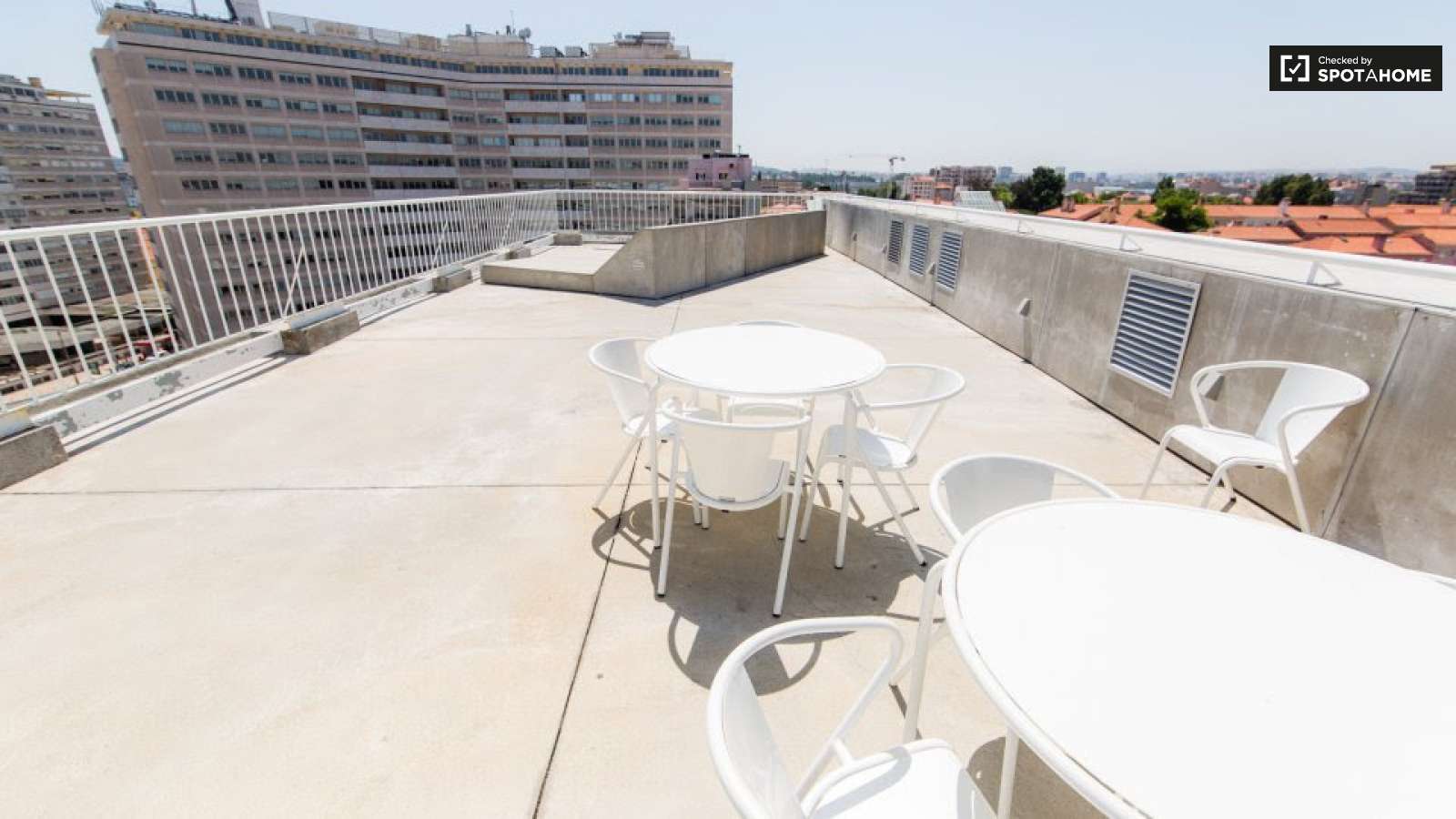 Double bed in Rooms for rent in 5-bedroom apartment near National Library of Portugal in Alvalade