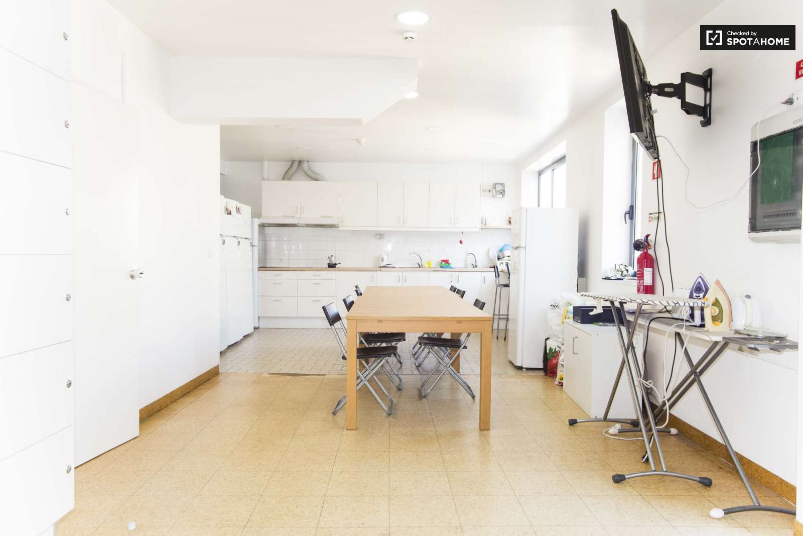 Single Bed in Furnished rooms for rent in super cool shared students residence in Avenidas Nova