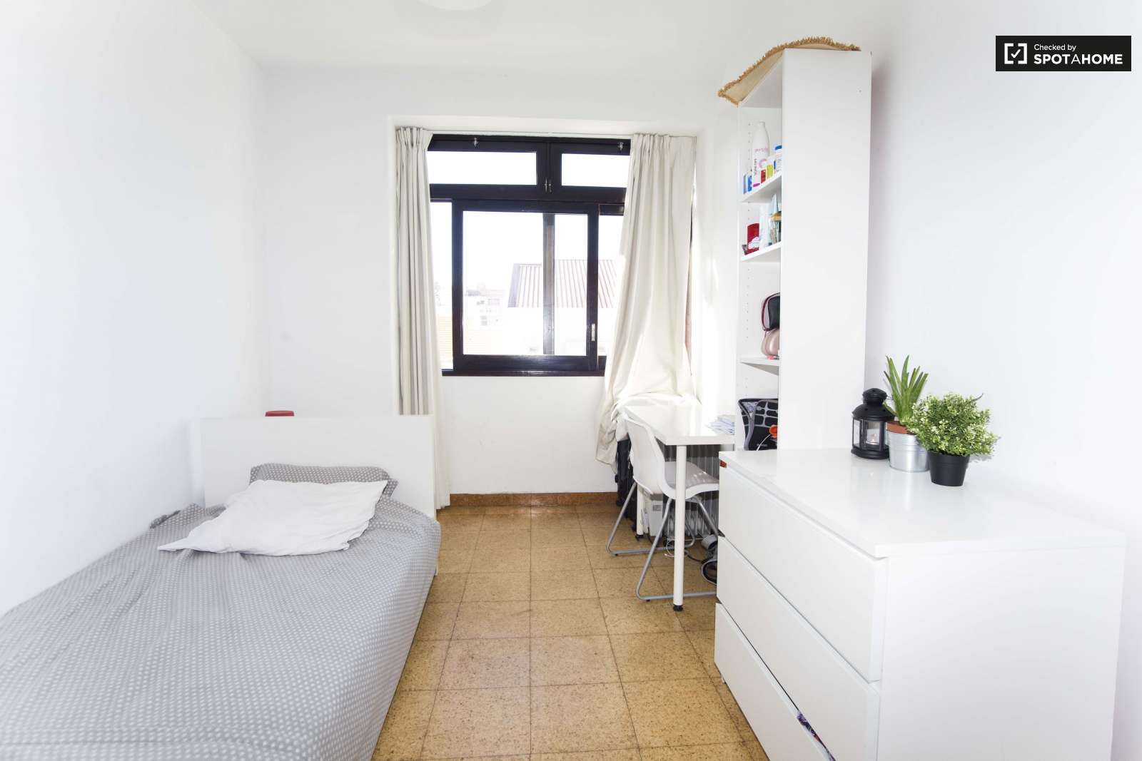 Single Bed in Furnished rooms for rent in super cool shared students residence in Avenidas Nova