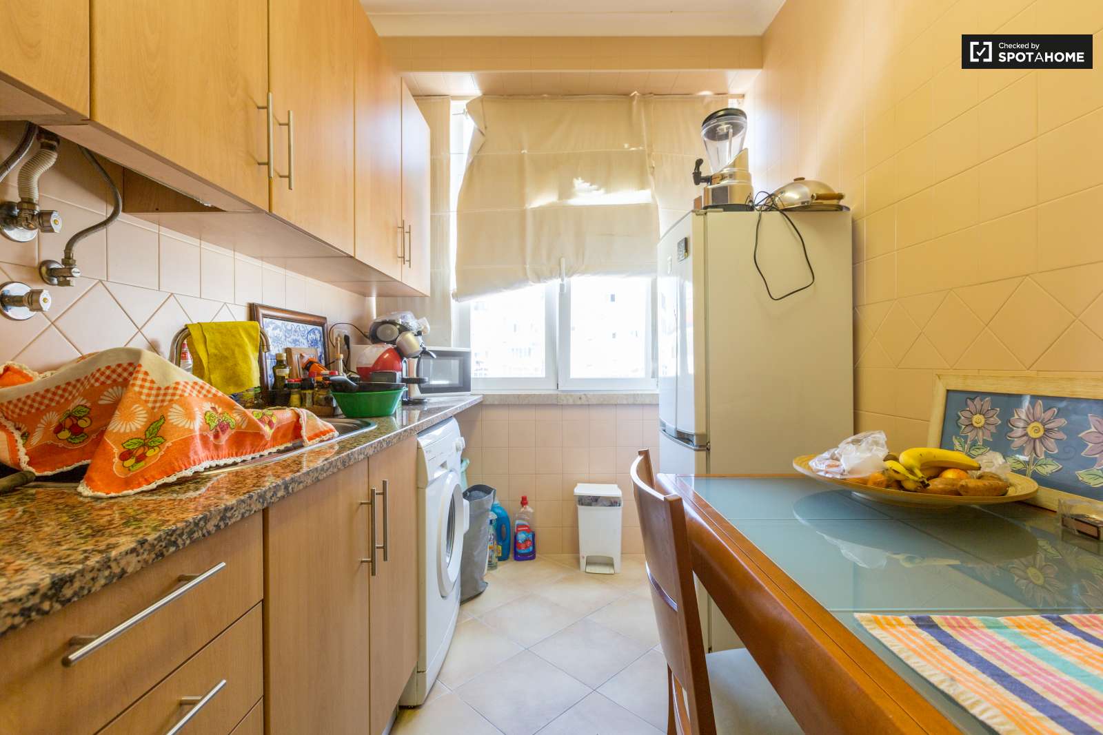 Quarto grande, com muita luz natural e uma varanda fechada. A 15 minutos do Maquês de Pombal em autocarro.