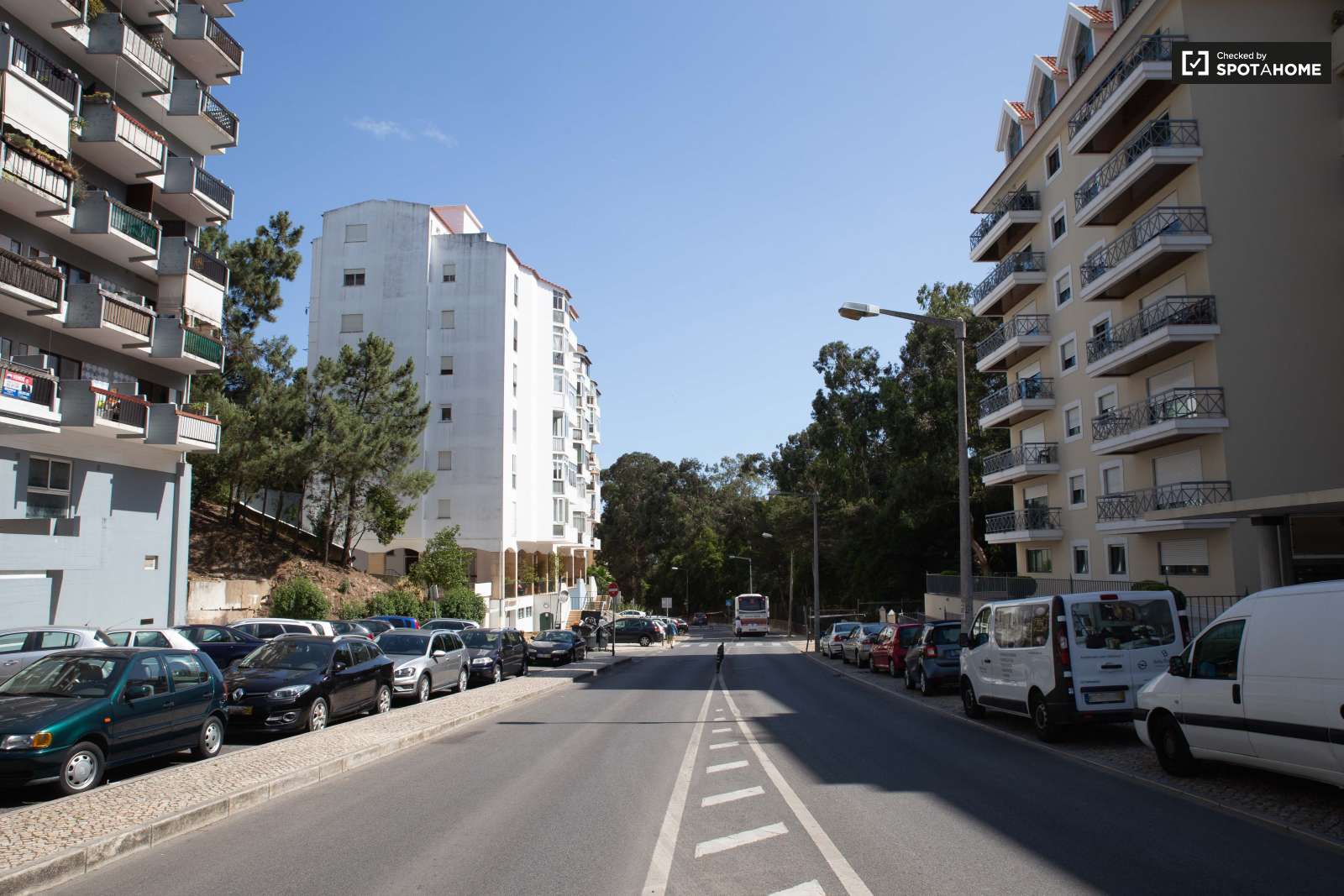 Colourful studio apartment for rent in Estoril