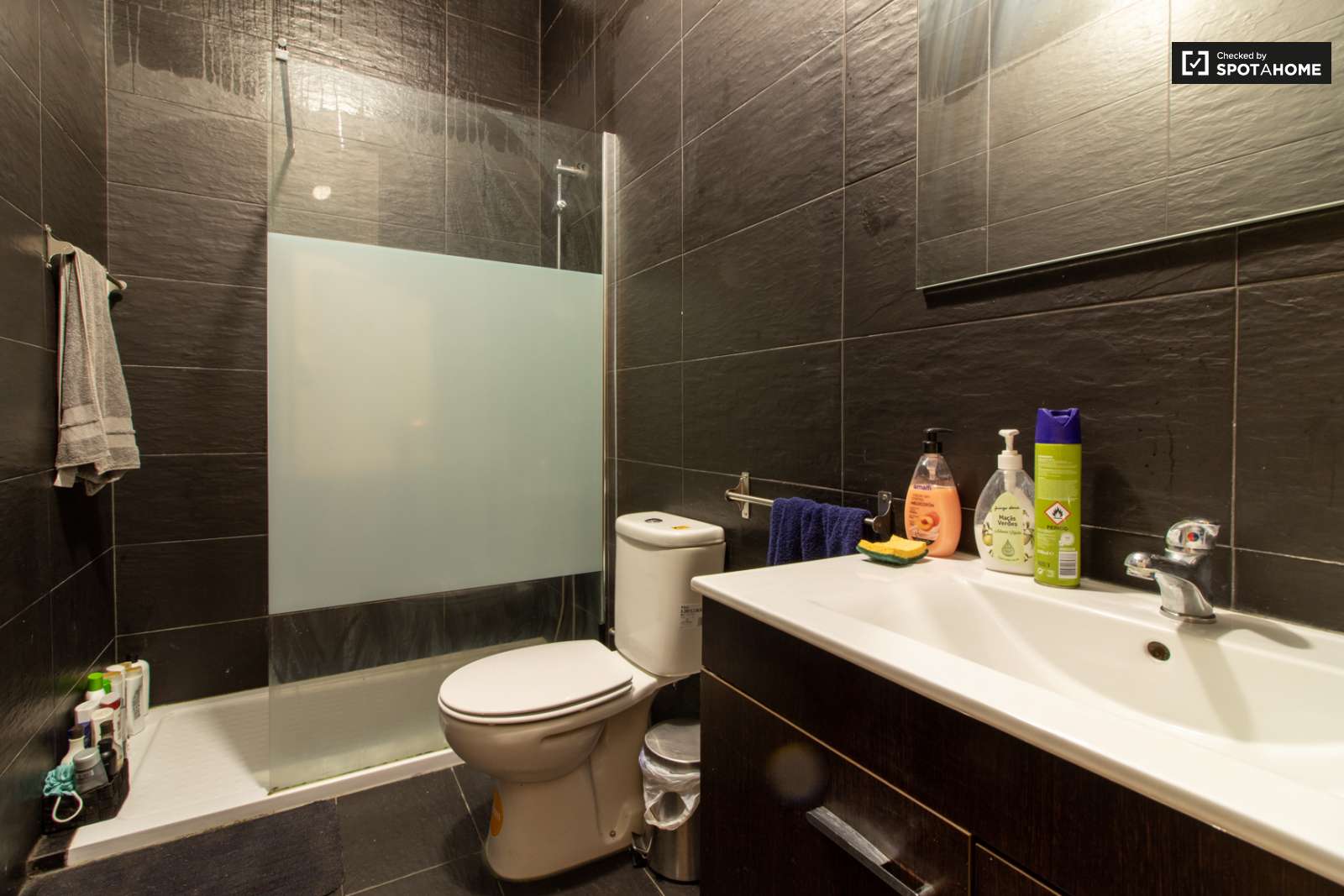 Double bed in Spacious rooms for rent in 6-bedroom apartment in Arroios