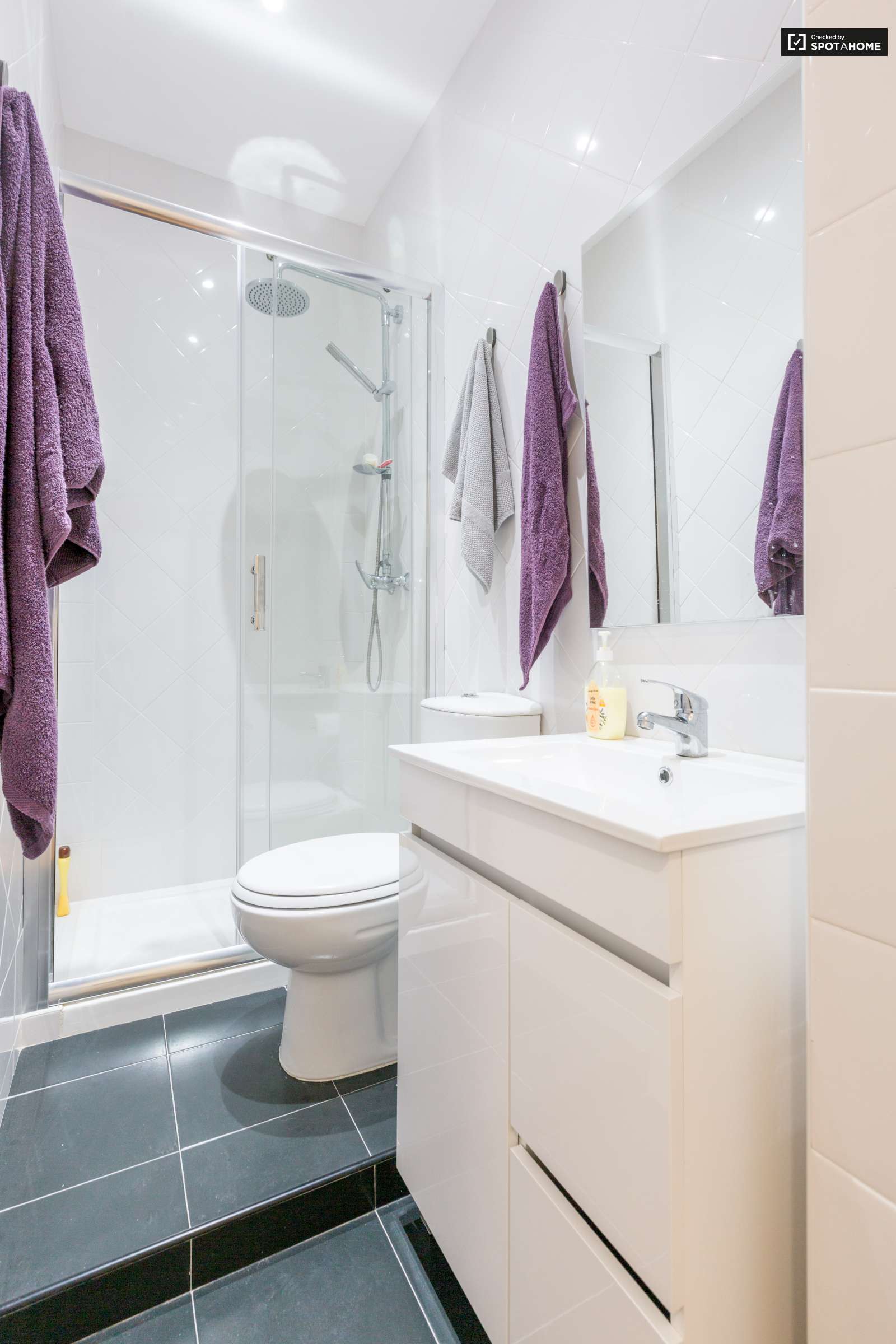 Double bed in Rooms for rent in beautiful 6-bedroom apartment near Roma-Areeiro train station