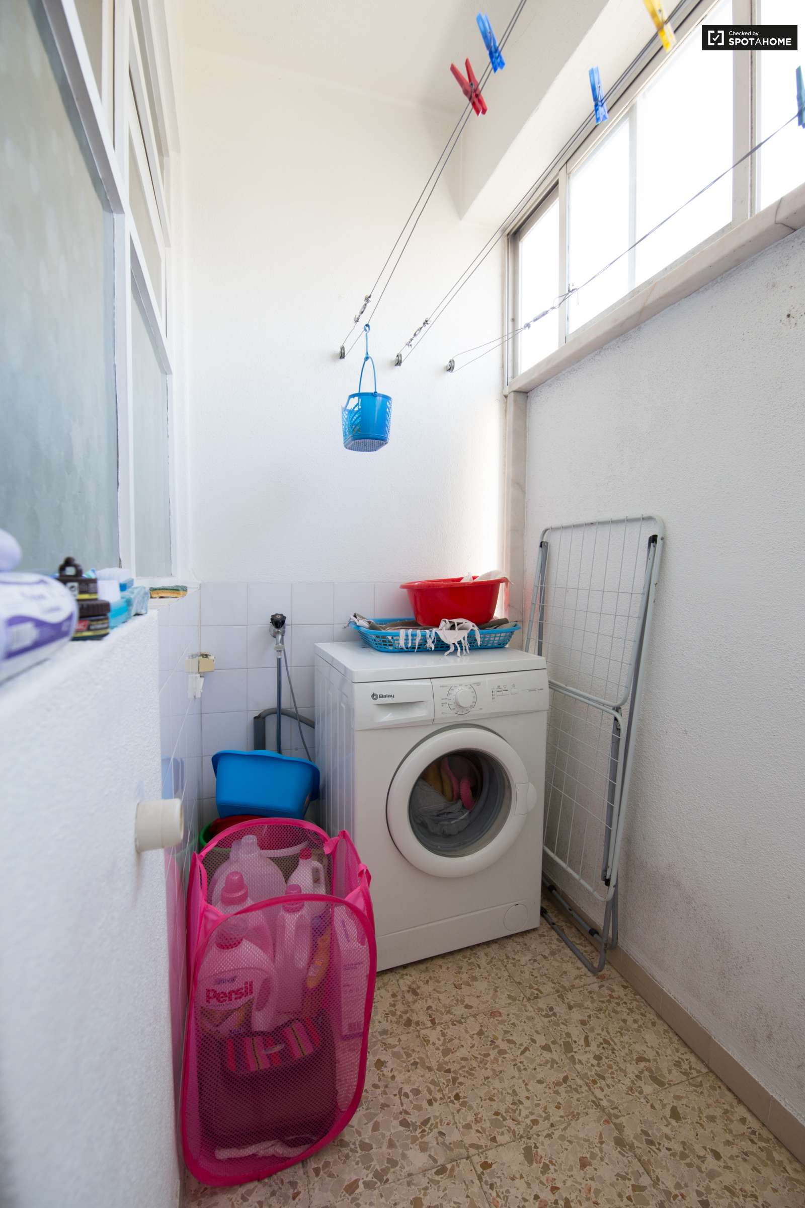 Single Bed in Rooms for rent in 3-bedroom apartment with AC in Portela