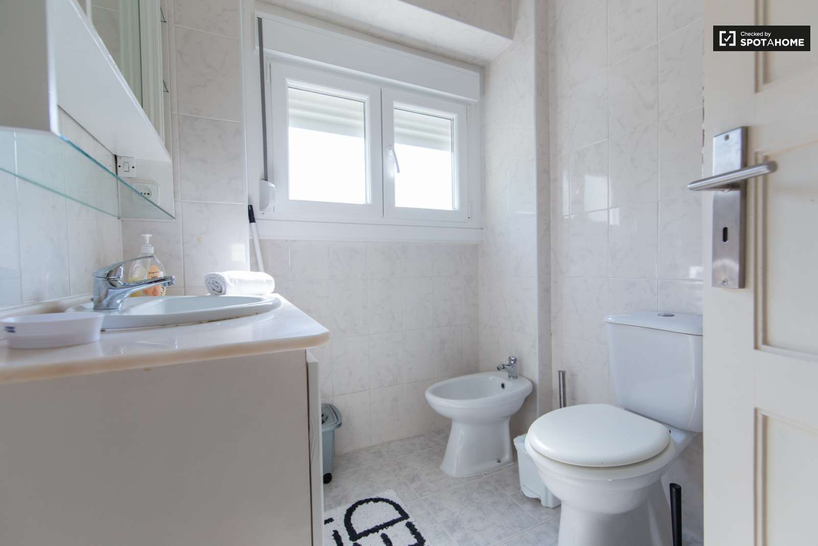 Large and Sunny Room for Rent in Olaias, Lisbon