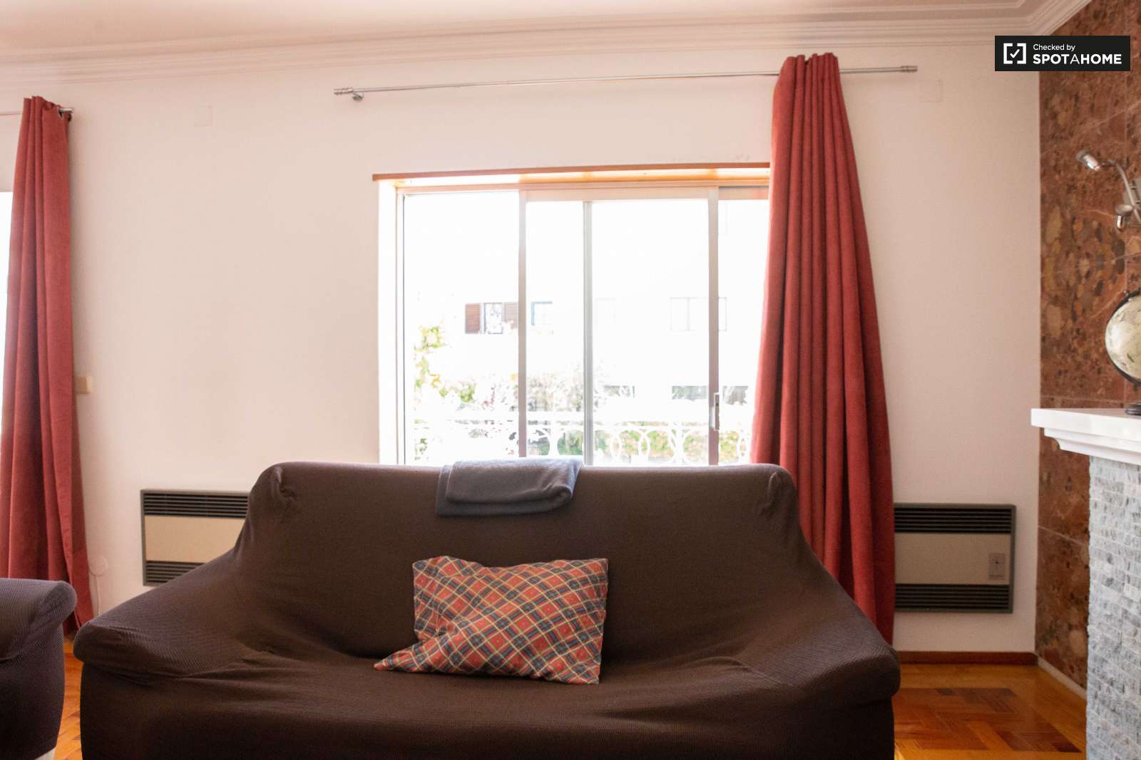 Double bed in Rooms for rent in charming 5-bedroom house in Estoril