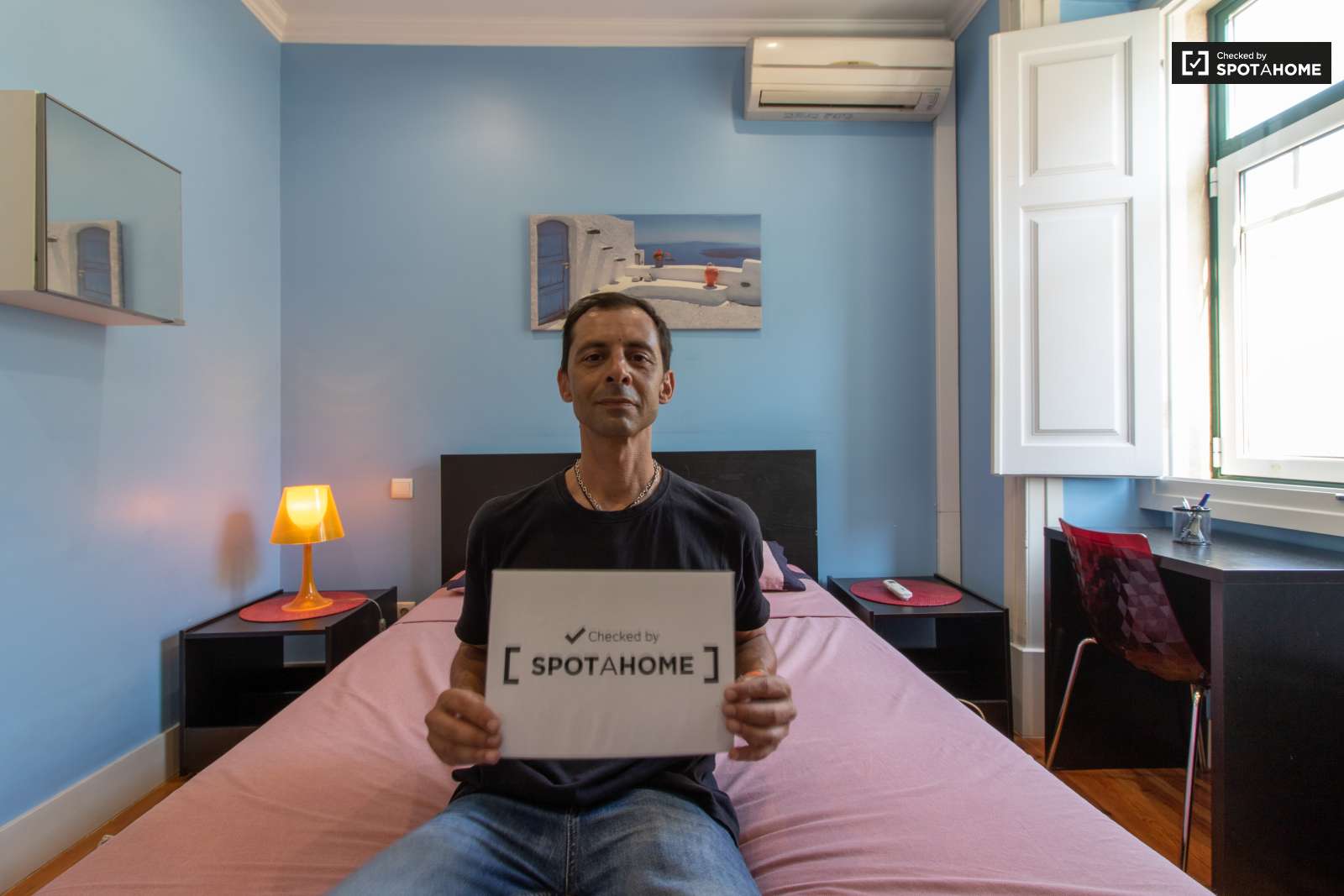 Double bed in Rooms for rent in sunny 5-bedroom apartment with AC in authentic Arroios