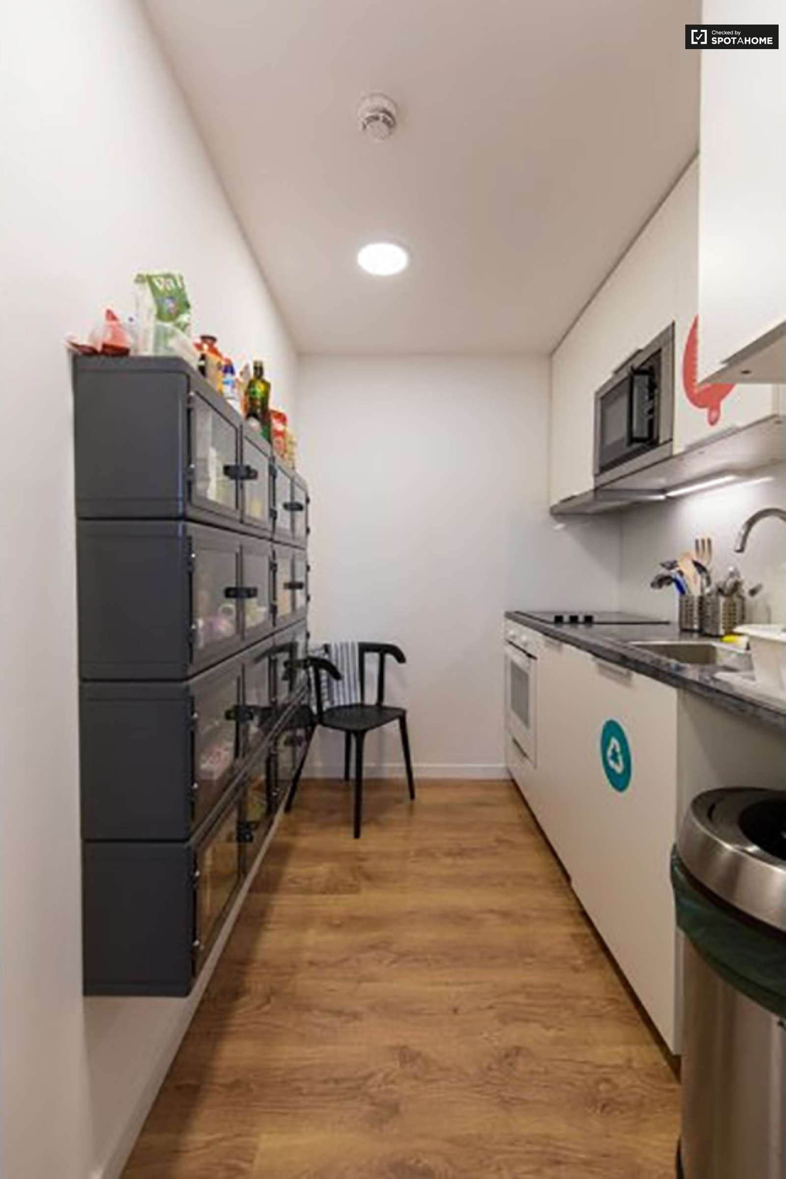 Double bed in Rooms for rent in 5-bedroom apartment near National Library of Portugal in Alvalade