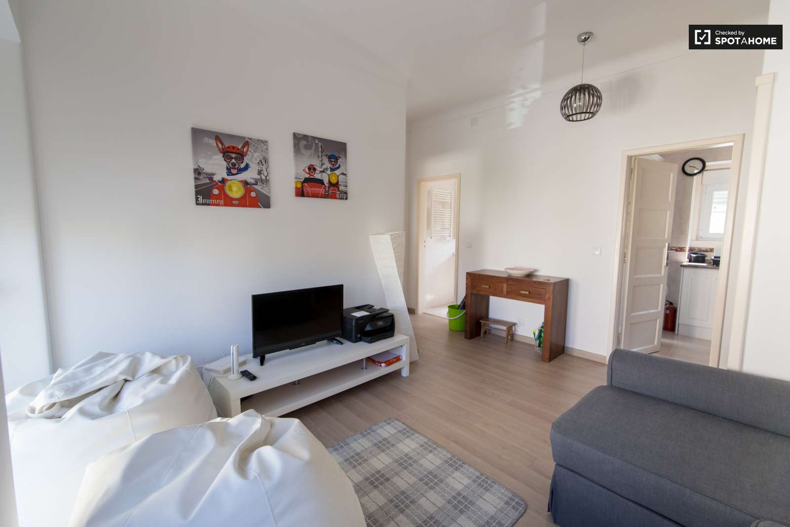 Large and Sunny Room for Rent in Olaias, Lisbon