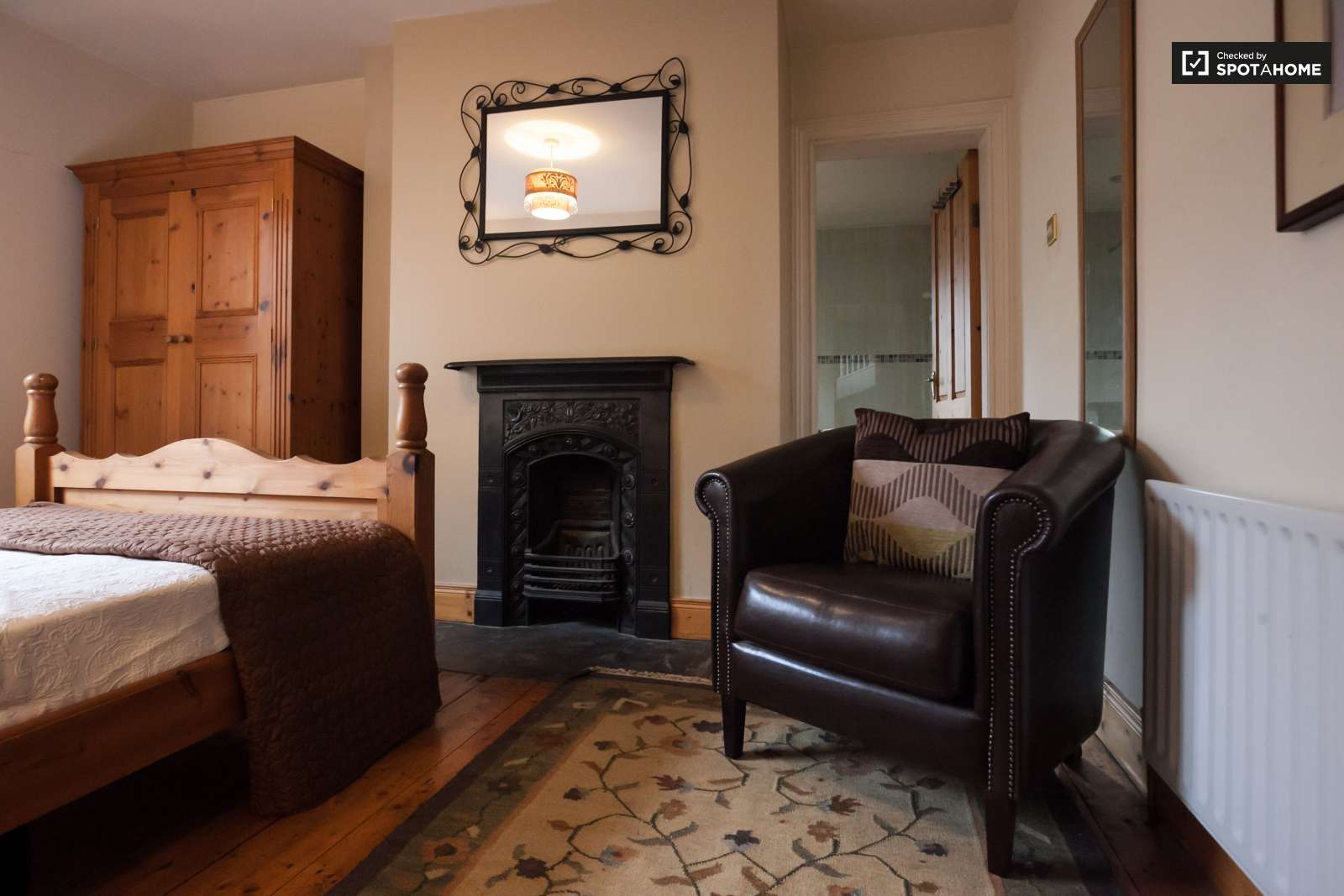 Double Bed In Beautiful Rooms To Rent In Old Fashioned House On The Seaside In Clontarf Room For Rent Dublin