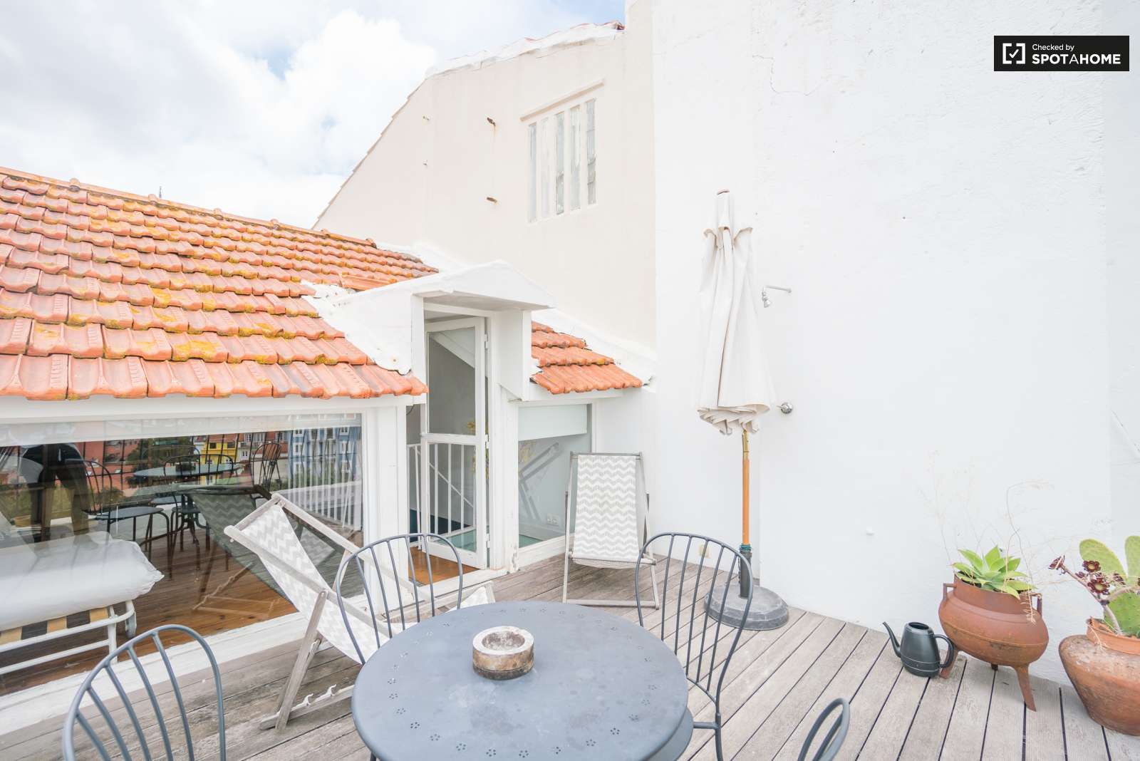 Beautiful 1-bedroom duplex apartment with terrace for rent in Santos