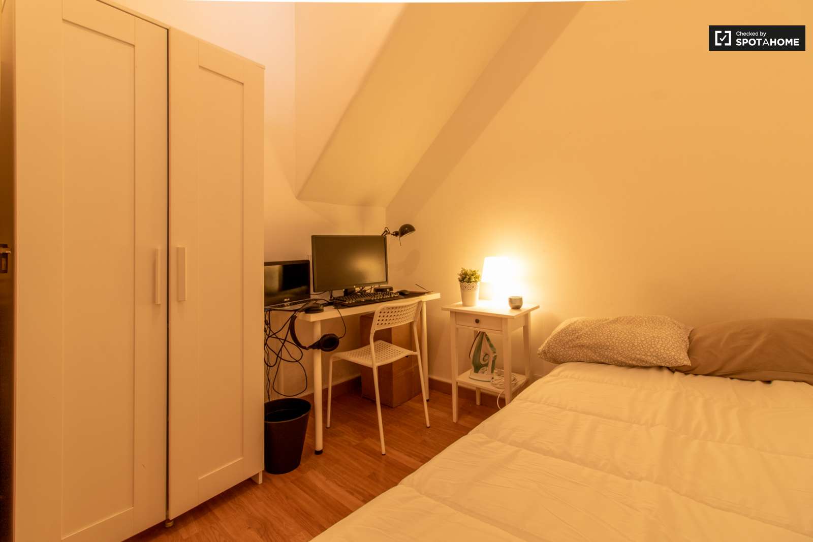 Double bed in Spacious rooms for rent in 6-bedroom apartment in Arroios