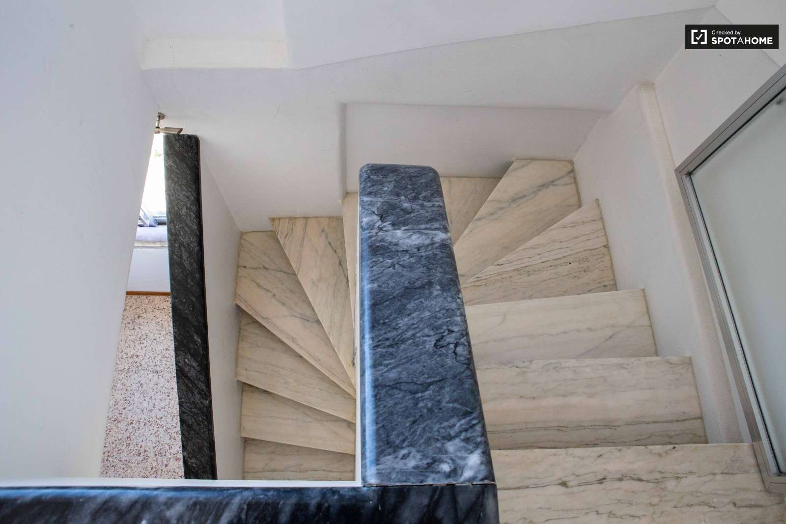 Double bed in Rooms for rent in charming 5-bedroom house in Estoril