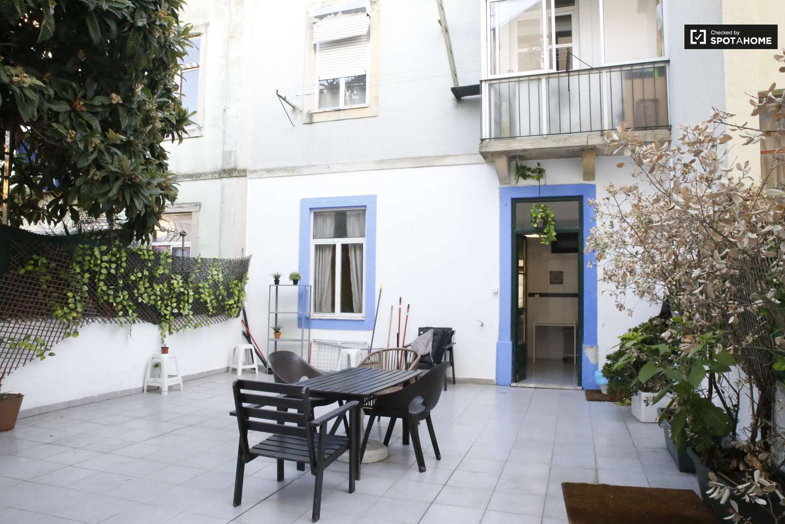 Excellent 3-bedroom apartment for rent near Feira da Ladra in Graça