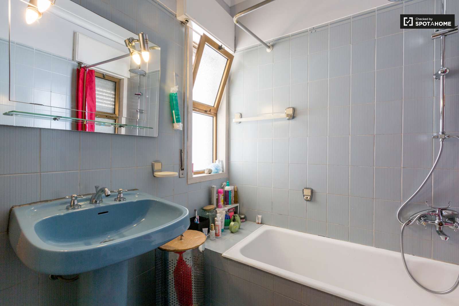 Single Bed in Room for rent in bright 2-bedroom apartment in São Jõao