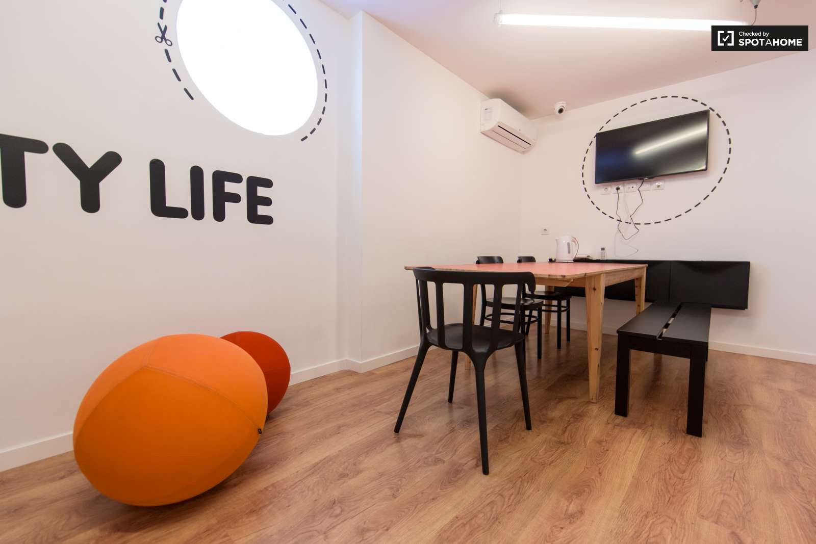 Double bed in En-suite rooms for rent in large residence in Alvalade