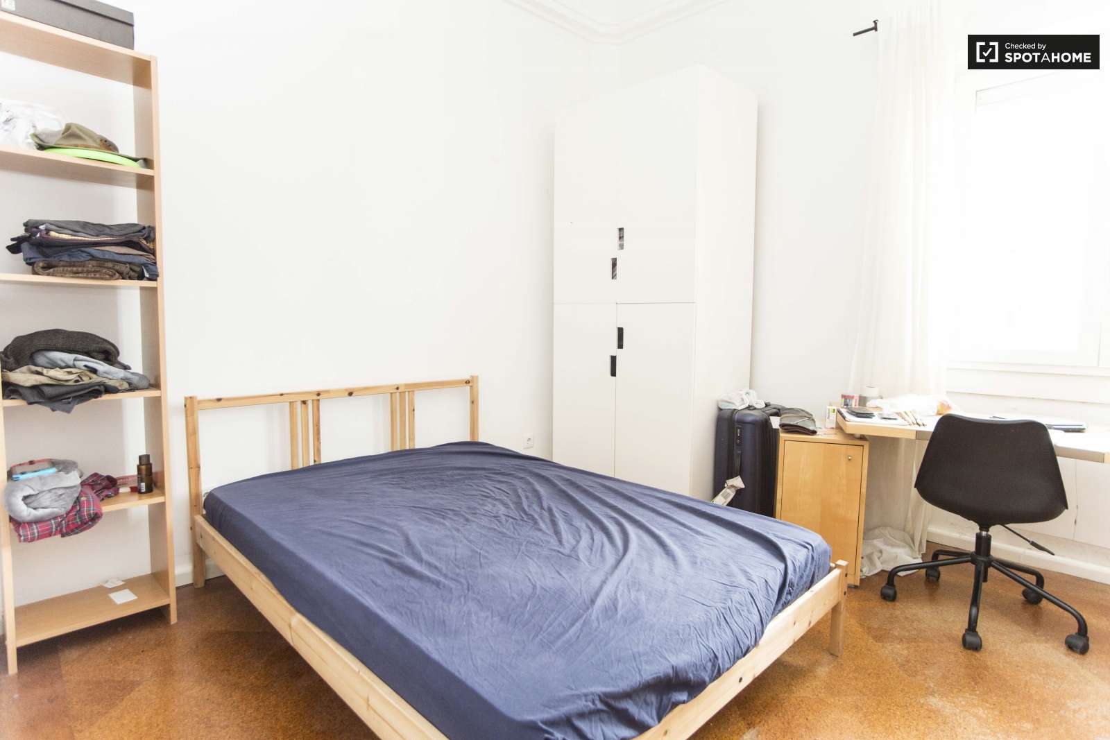 Double bed in Furnished rooms for rent in spacious 10-bedroom apartment in Arroios